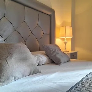 Espacioso Muy Tranquilo Y Con Jardines Cercano A La Playa Y Con 06 Piscinas Estepona